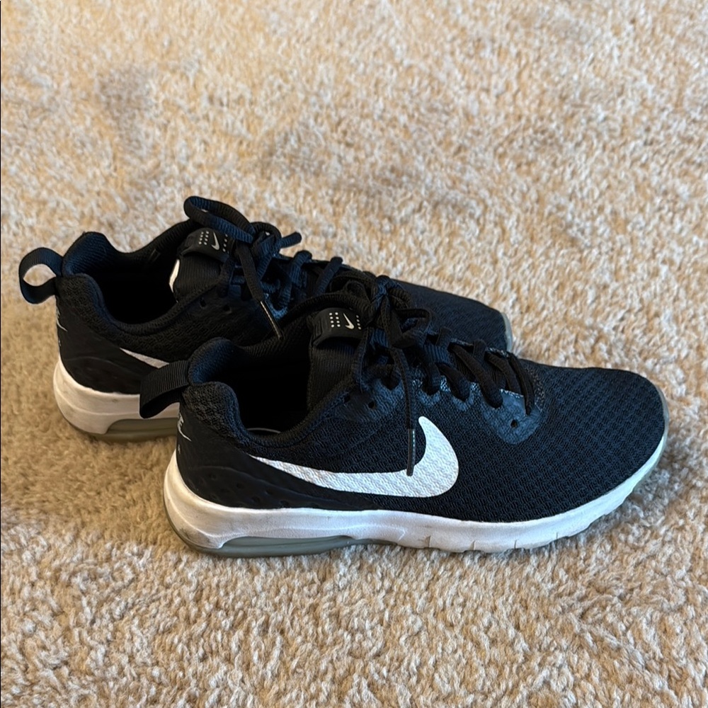 Women’s Black and White Sneakers Nike Sneakers, size 5